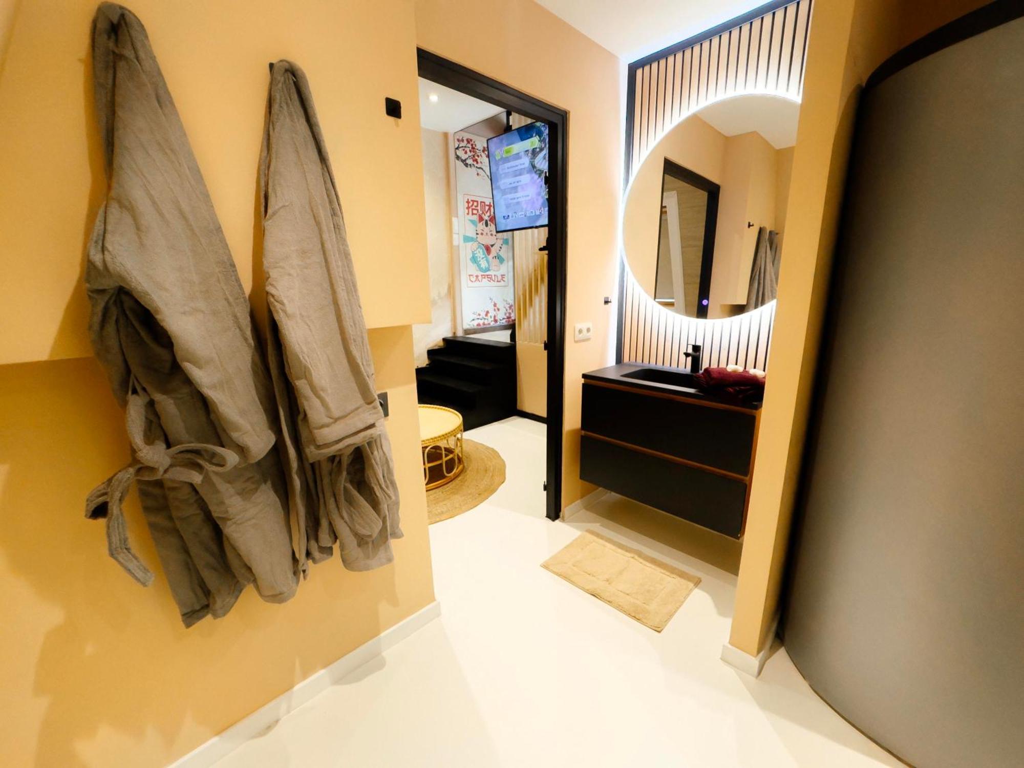 Capsule Lotus-Balneo-Sauna-Billard-Nintendo Hastiere-par-dela 외부 사진